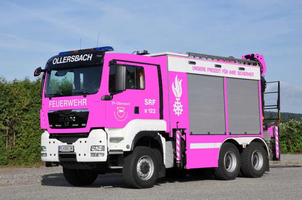 Feuerwehr Erkrath: Pinkes Feuerwehrauto hat schon Riss in der Scheibe
